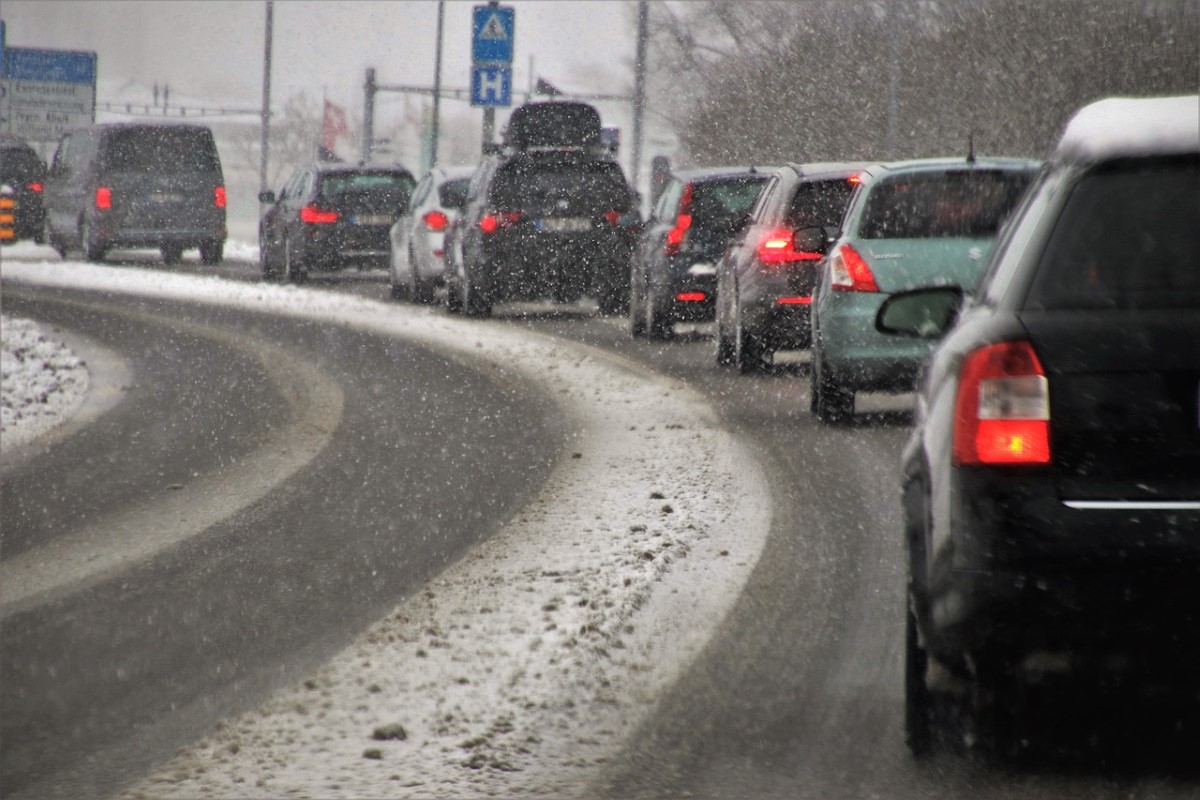 В России предложили снизить скорость движения автомобилей зимой