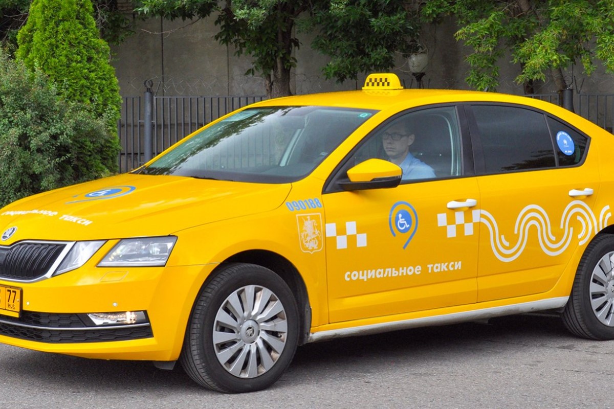 По выделенным полосам в Москве разрешили ездить автомобилям социального такси
