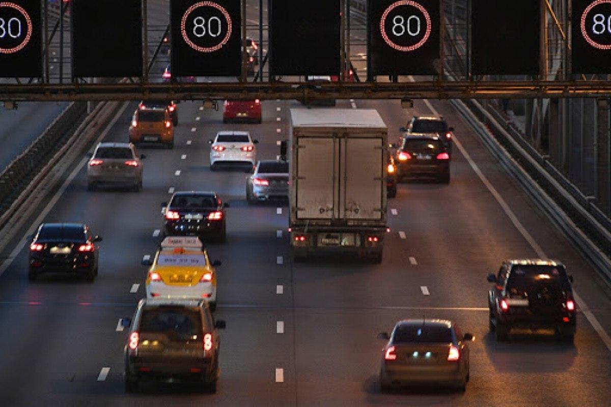 Чего добиваются власти, вводя огромные штрафы и ограничения скорости для водителей?