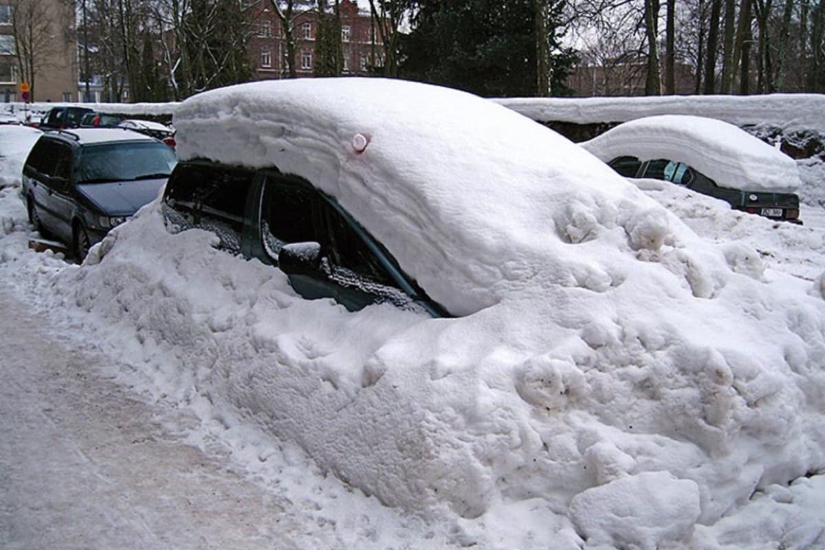 Чем опасны для автомобилистов газоны зимой, или 5000 рублей за парковку
