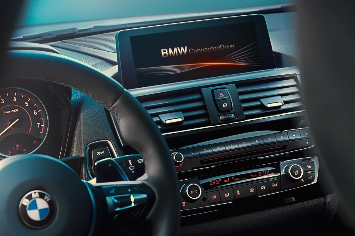 Автомобили BMW предупреждают водителей о дорожных камерах. Теперь и в России!
