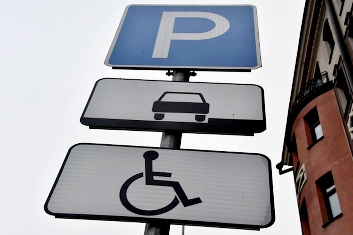Инвалиды смогут парковаться бесплатно на любых парковках